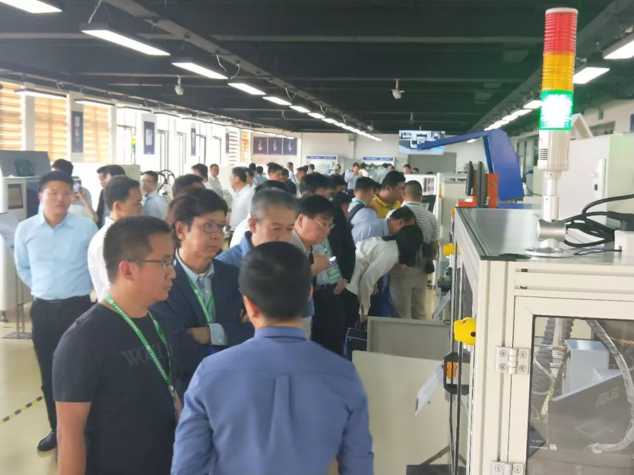 z6com·尊龙 | 苏州电子智能制造国际高峰论坛暨答谢晚宴完满举办